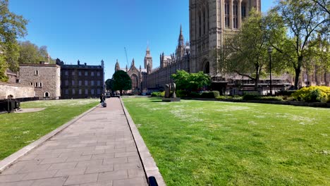 Jardines-De-Abingdon-En-Westminster-Con-Las-Casas-Del-Parlamento-Al-Fondo-En-Una-Mañana-Soleada