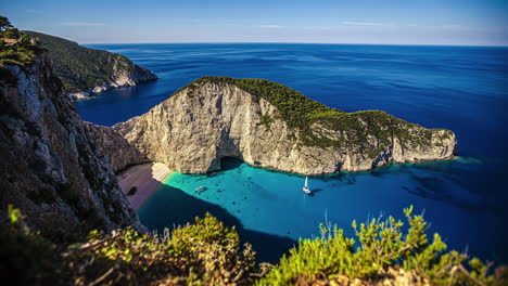 Zeitraffer-Von-Booten-Am-Navagio-Schiffswrackstrand-Im-Sonnigen-Zakynthos,-Griechenland