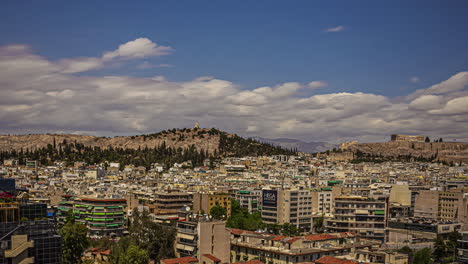 Athen,-Griechenland-Im-Vordergrund-Mit-Blick-Auf-Die-Antike-Akropolis-Und-Den-Parthenon---Zeitraffer