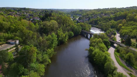 Río-Vienne-Cerca-De-Limoges,-Francia.-Avance-Aéreo