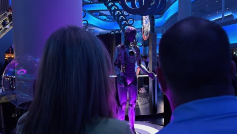 Menschen-Beobachten-Einen-Humanoiden-Roboter-In-Einer-Futuristischen-Ausstellung-Im-Las-Vegas-Sphere-Konzertsaal