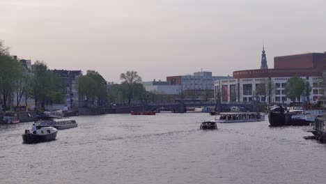 Vista-Del-Canal-De-Amsterdam-En-Un-Día-Soleado