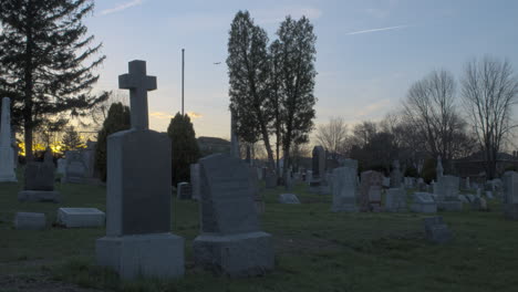 Puesta-De-Sol-Sobre-El-Cementerio-En-El-Barrio-De-La-Isla-De-La-Ciudad-De-Nueva-York