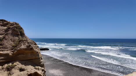 Große-Felsen,-Klippen-Und-Strand-Aus-Torrey-Kiefern-Mit-Großen-Wellen-Aus-Dem-Pazifischen-Ozean-In-Südkalifornien