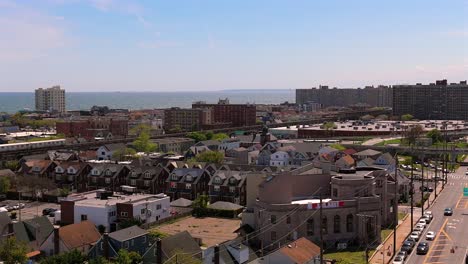 Una-Vista-Aérea-De-Un-Barrio-Residencial-En-Far-Rockaway,-Queens-En-Nueva-York-En-Un-Día-Soleado.