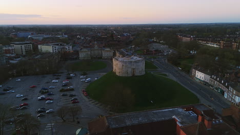 Absteigende-Drohnenaufnahme-Von-Clifford&#39;s-Tower-In-York-Bei-Sonnenaufgang,-Großbritannien