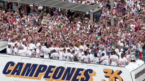 Se-Ve-A-Los-Jugadores-De-Fútbol-Del-Real-Madrid-Celebrando-Haber-Ganado-El-36º-Título-De-La-Liga-Española-De-Fútbol,-El-Trofeo-De-La-Liga,-En-La-Plaza-De-Cibeles,-Donde-Miles-De-Aficionados-Se-Reunieron-En-Madrid,-España.