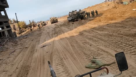 Jeeps-Y-Tanques-Del-Ejército-Israelí-De-Las-FDI-Peinan-La-Carretera-En-El-Extremo-Occidental-De-Gaza