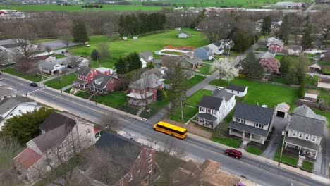 Amerikanische-Schulszene-Mit-Gelbem-Schulbus-Auf-Der-Straße-In-Einem-Amerikanischen-Viertel