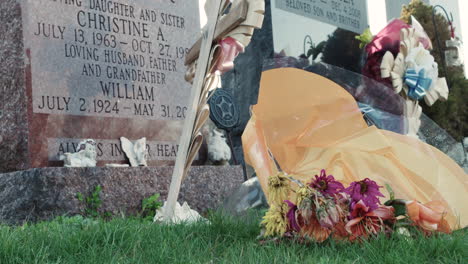 Flores-Secándose-En-La-Tumba-En-El-Cementerio-De-La-Ciudad-De-Nueva-York