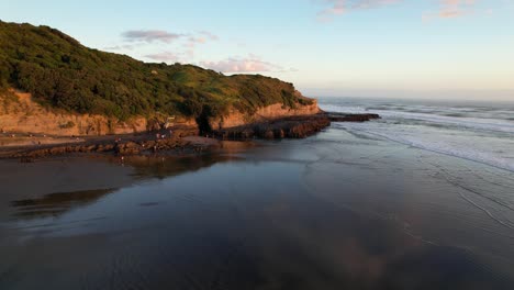 Muriwai-Beach-An-Der-Maukati-Bay-Während-Der-Golden-Hour-In-Auckland,-Neuseeland