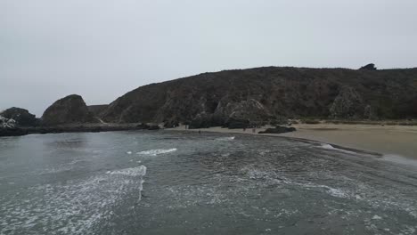 über-Den-Wellen-Des-Strandes-Von-Huaquén,-Nordküste-Chiles