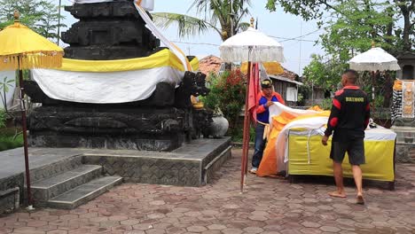 Hindúes-Balineses-Se-Preparan-Para-Orar-En-Su-Templo,-Indonesia,-Pekalongan-22-2023-De-Marzo