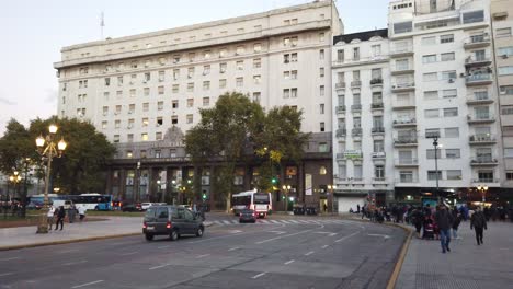 Unidad-De-Autobús-En-El-Palacio-De-Los-Senadores,-Plaza-Del-Congreso-De-La-Ciudad-De-Buenos-Aires,-Argentina