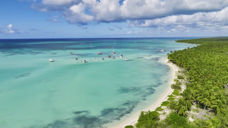 Luxus-Katamaran-Boote-Mit-Palmengesäumten-Stränden-Auf-Der-Insel-Saona,-Dominikanische-Republik