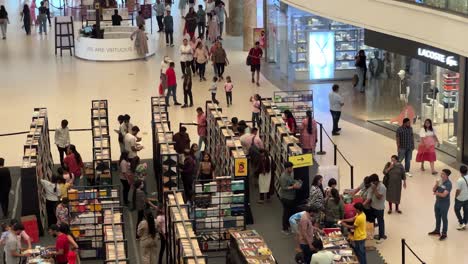 Visto-De-Cerca-Donde-La-Gente-Está-Comprando-Cosas-Diferentes.