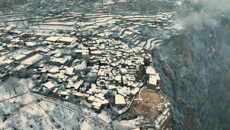 Toma-Aérea-Panorámica-De-La-Ciudad-Nevada-De-Karimabad-En-Hunza,-Pakistán