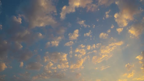 Espectacular-Puesta-De-Sol-Cielo-Naranja-Con-Parche-De-Nubes-Blancas-Al-Atardecer