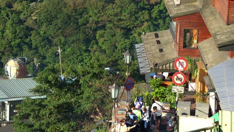 Gente-Tomando-Fotos-Selfie-Con-El-Hermoso-Paisaje-En-La-Antigua-Calle-Jiufen,-Una-Atracción-Turística-Popular-En-Taiwán