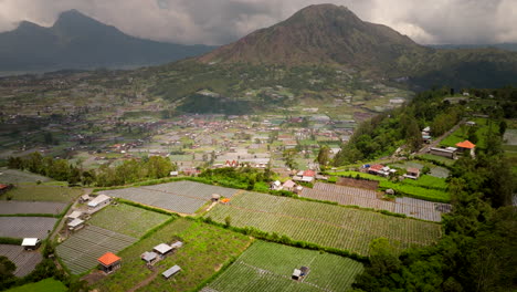 Vulkanhintergrund,-Ackerlandgebäude,-Schönes-Indonesien,-Luftaufnahme