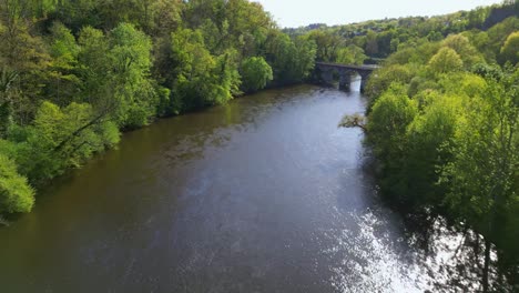 Drone-Volando-Sobre-El-Río-Vienne-En-La-Campiña-De-Limoges,-Nouvelle-aquitaine-En-Francia