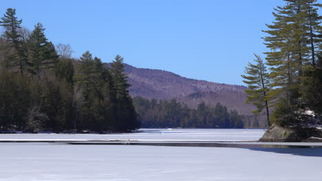 Ein-Zugefrorener-See-In-Den-Adirondack-Mountains