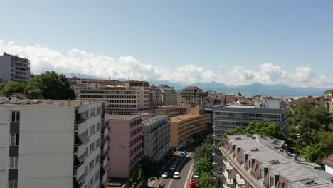 Wunderschöne-Luftaufnahme-Der-Innenstadt-Von-Lausanne-In-Der-Schweiz-Mit-Hochhäusern-An-Einem-Sonnigen-Sommertag