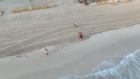 Menschen,-Die-Am-Strand-Entlang-Des-Blauen-Meeres-Und-Des-Resorts-In-Der-Dominikanischen-Republik-Spazieren