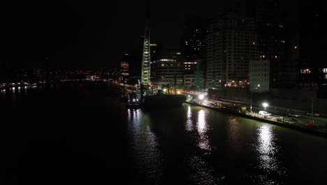 Vista-Aérea-Hacia-Un-Sitio-De-Construcción-De-Acero-En-El-East-River,-Noche-En-Nueva-York