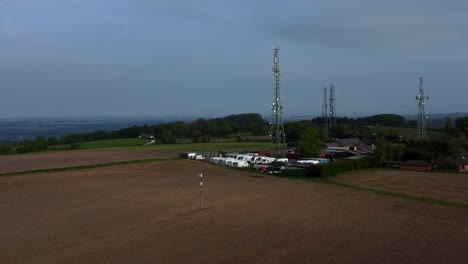 Luftaufnahme-Der-Sendeantennentürme-Von-Billinge-Hill,-Die-Den-Wohnwagenstellplatz-Auf-Dem-Wahrzeichen-Von-Crank-Mit-Blick-Auf-Die-Landschaft-Von-St.-Helens-Umkreisen