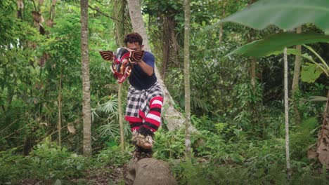 Un-Artista-Balinés-Realiza-La-Danza-De-Máscaras-Barong-Bangkung-En-Medio-De-La-Jungla,-Que-Simboliza-La-Mitología-Y-Las-Creencias-Hindú-balinesas.