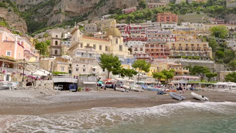 Vista-Estática-De-Positano-Y-La-Iglesia-De-Santa-María-Asunta.