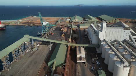 Descarga-De-Hierro-Del-Tren-De-Carga-En-La-Fábrica-Minera-En-La-Ciudad-De-Esperance,-Australia