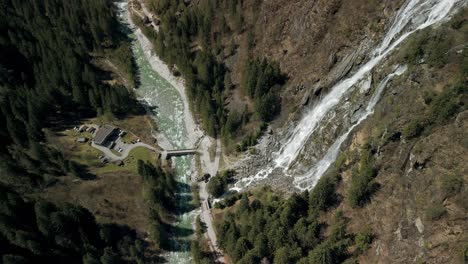 Restaurant-Vor-Dem-Nardis-Wasserfall-Und-Dem-Sarca-Fluss,-Der-Das-Val-Di-Genova,-Trentino,-Italien-überquert