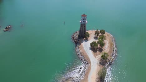Einsamer-Leuchtturm-Auf-Einer-Landzunge-Mit-Malerischem-Tropischen-Strand