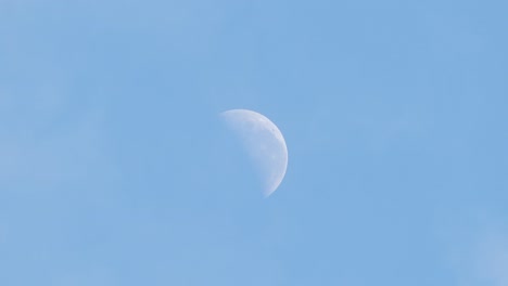 Media-Luna-Durante-El-Día-Cielo-Azul-Con-Ligeras-Nubes-Timelapse-Australia,-Victoria,-Gippsland,-Maffra-Tiro-Medio