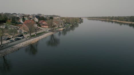 Aguas-Tranquilas-Del-Río-Odra-En-Siadlo-Dolne,-Polonia---Disparo-Aéreo-De-Drones