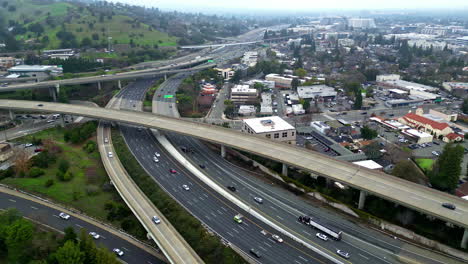 Toma-Aérea-De-ángulo-Alto-De-La-Autopista-Walnut-Creek