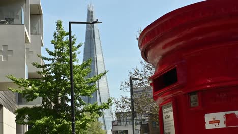 Casilla-De-Correo-Real-En-Frente-Del-Shard,-Londres,-Reino-Unido