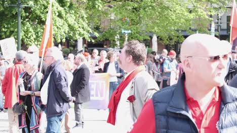 Activistas-Manifestándose-Por-Los-Derechos-De-Los-Trabajadores-En-Un-Soleado-Parque-Urbano