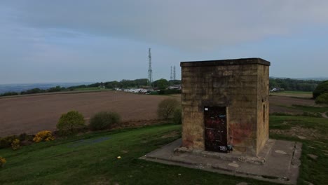 Vista-Aérea-De-Billinge-Hill-Beacon-Que-Se-Eleva-Para-Revelar-Torres-De-Transmisión-En-Un-Lugar-Emblemático-Del-Campo-Agrícola-De-Manivela