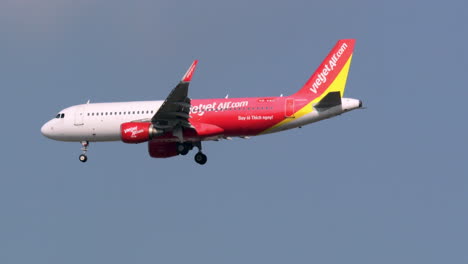 Aerolínea-Vietjet-Descendiendo-Del-Cielo