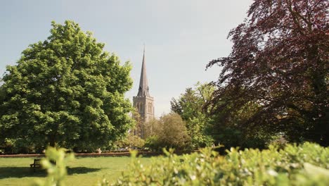 Zeitlupen-Schieberegler-Zeigt-Malerische-Kirche-In-Ländlichem-Britischen-Dorf