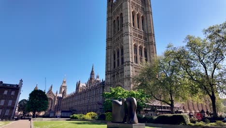 Anblick-Der-Houses-Of-Parliament-Von-Den-Abingdon-Street-Gardens-In-Westminster,-London,-England-Aus-Gesehen