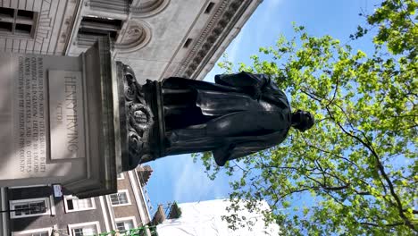 La-Estatua-De-Henry-Irving-Se-Encuentra-Cerca-De-La-Entrada-De-La-Galería-Nacional-De-Retratos.