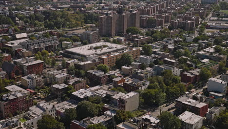 NYC-New-York-Aerial-v200-birds-eye-view-drone-flyover-Red-Hook-Brooklyn-residential-neighborhood,-tilt-up-reveals-downtown-cityscape-on-the-skyline-at-daytime---Shot-with-Inspire-3-8k---September-2023