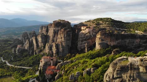 Hermosa-Foto-De-Un-Monasterio-Construido-Sobre-Una-Roca.