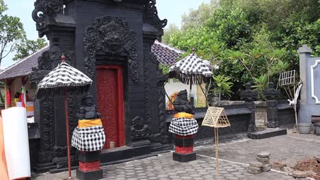 Balinese-Hindus-prepare-to-pray-at-their-Temple,-Indonesia,-Pekalongan-March-22-2023
