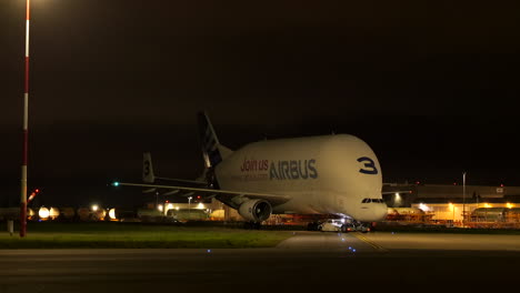 Camión-Pushback-Empujando-Airbus-Beluga-En-El-Aeropuerto