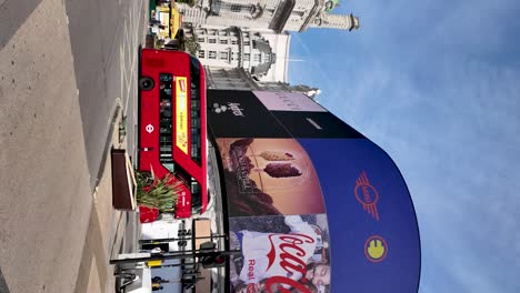 Roter-Doppeldeckerbus,-Der-An-Einem-Sonnigen-Morgen-Durch-Den-Piccadilly-Circus-In-London-Fährt